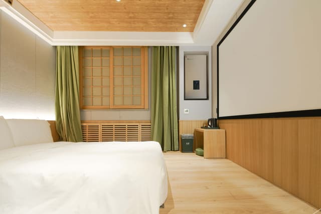 Guestroom - Double Occupancy (Queen bed)