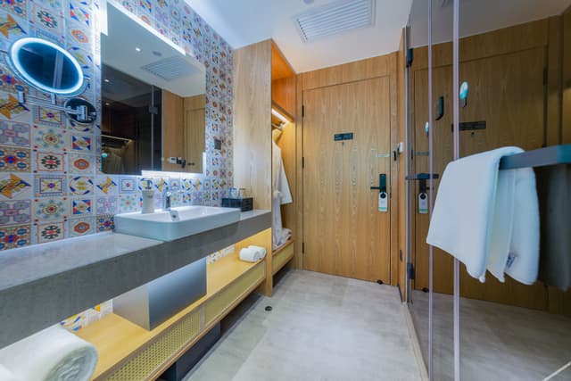 Guestroom - Double Occupancy (Queen bed)