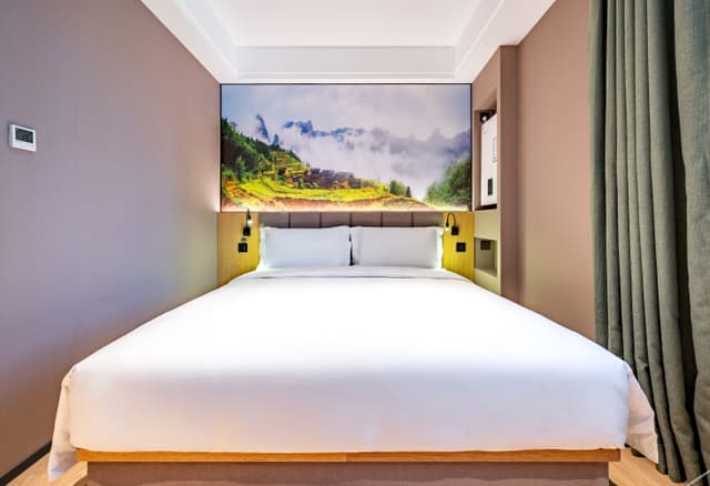 Business Queen Room