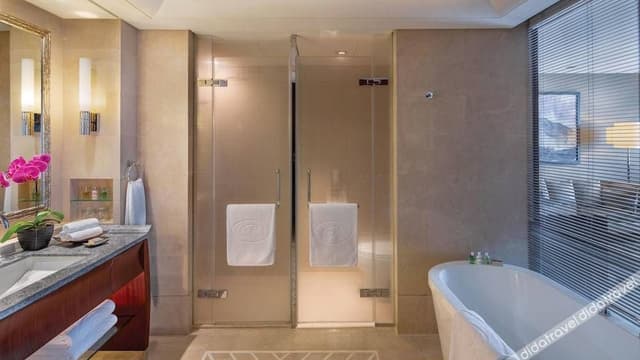 Deluxe 1 King Bed Room