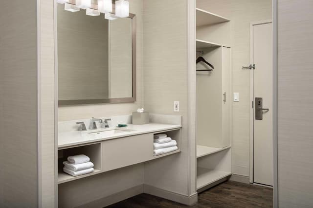 1 KING WITH SITTING AREA