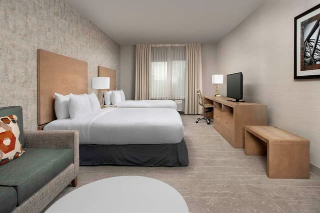 2 QUEEN BEDS WITH SITTING AREA