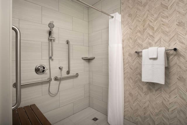 2 QN MOBILITY/HEAR ACCESSIBLE ROLL-IN SHOWER