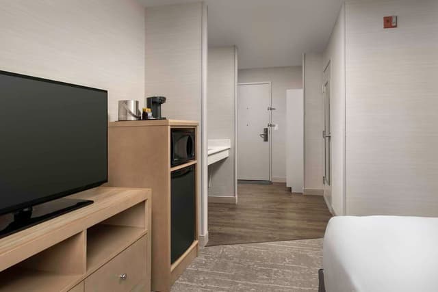 1 QUEEN MOBILITY/HEARING ACCESS BATHTUB