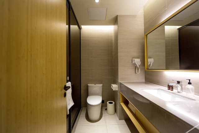 Business Queen Room