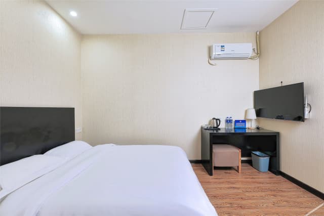Simple Room (Queen bed)