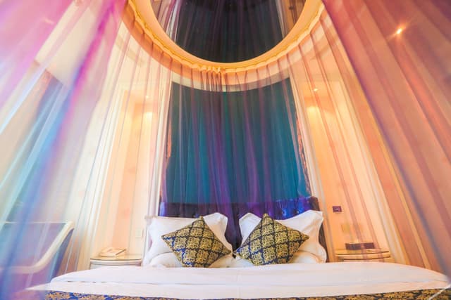 Theme Round-bed Room