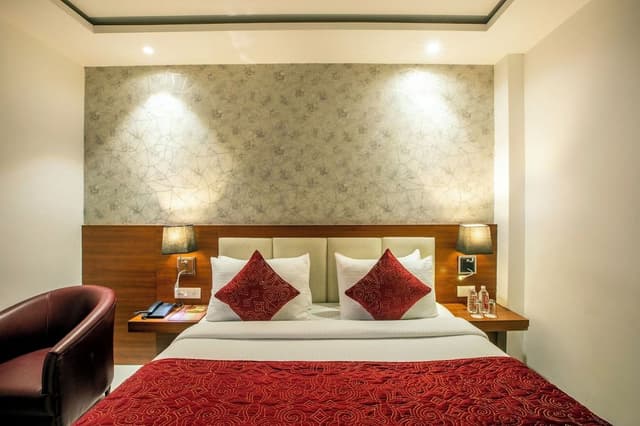 Deluxe Room, 1 King Bed, Private Bathroom