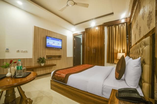Deluxe Double Room, 1 King Bed, Accessible, Smoking