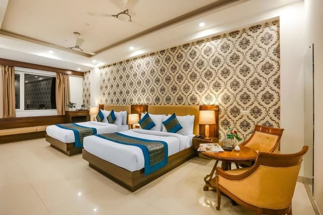 Deluxe Double Room, 1 King Bed, Accessible, Smoking