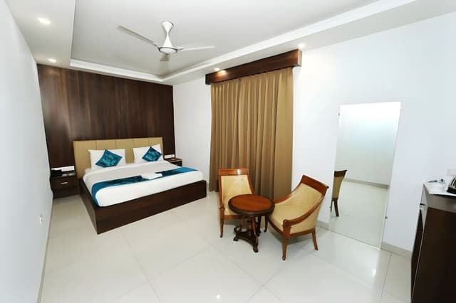 Deluxe Double Room, 1 King Bed, Accessible, Smoking