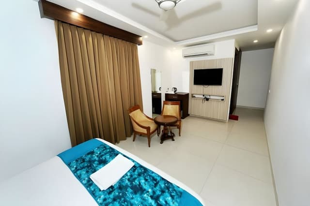 Deluxe Double Room, 1 King Bed, Accessible, Smoking