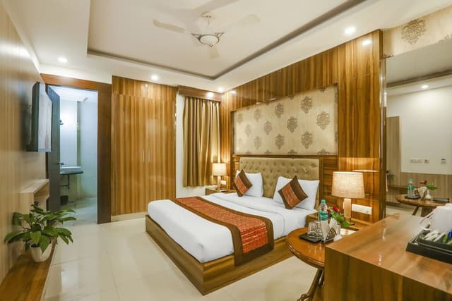 Deluxe Double Room, 1 King Bed, Accessible, Smoking