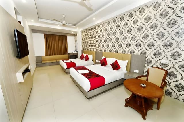 Deluxe Double Room, 1 King Bed, Accessible, Smoking