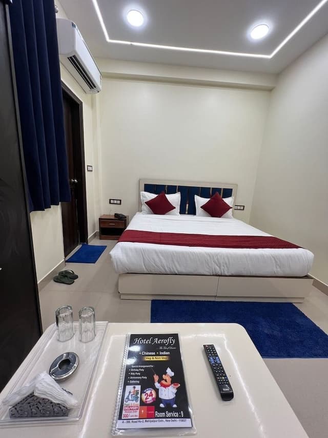 Deluxe Double Room, 1 King Bed, Smoking, Private Bathroom