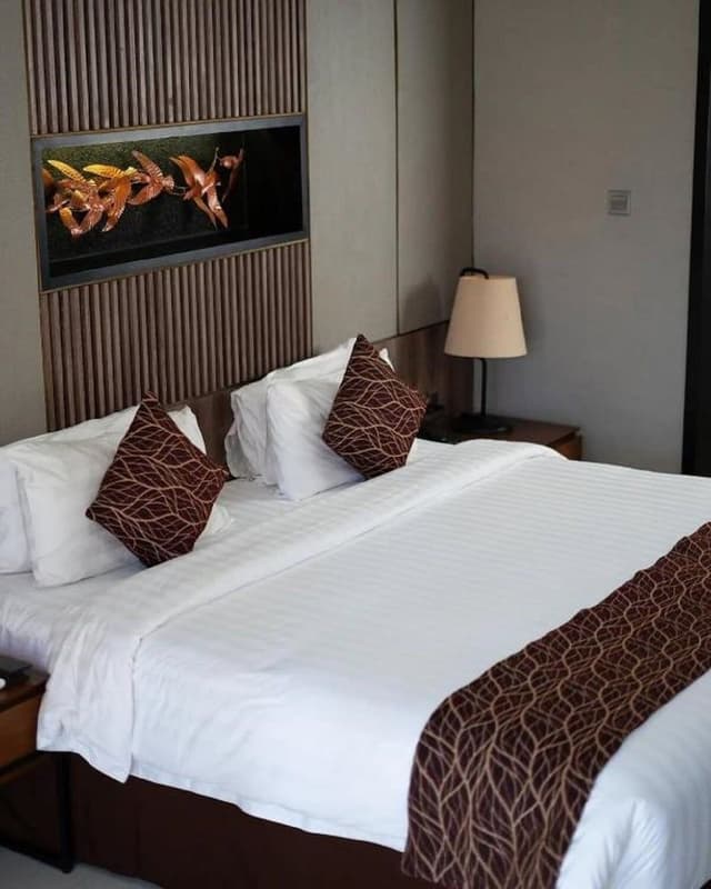 Deluxe Double Room, 1 King Bed, Smoking, Private Bathroom