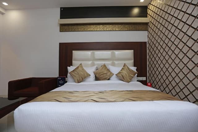 Deluxe Double or Twin Room with Airport drop and 10% discount on food and Soft beverage