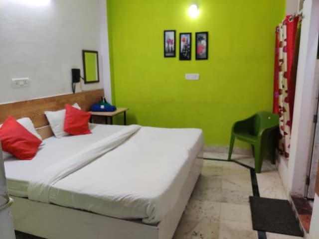 Deluxe - 1 King Bed