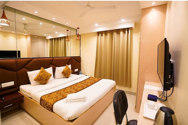 Deluxe Room, 1 King Bed, Smoking, City View