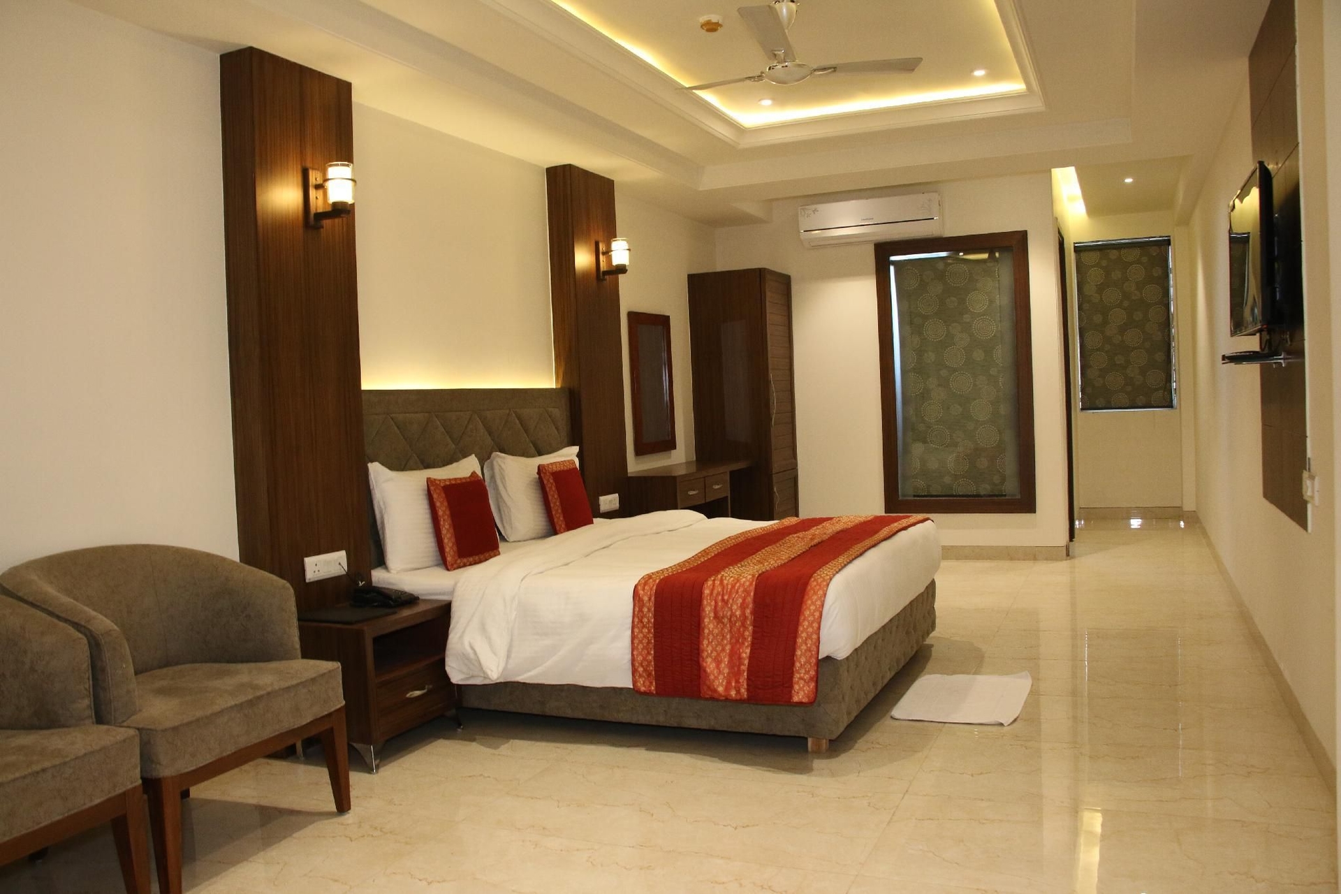 โรงแรม ลาวันยา (Lavanya Motel)3