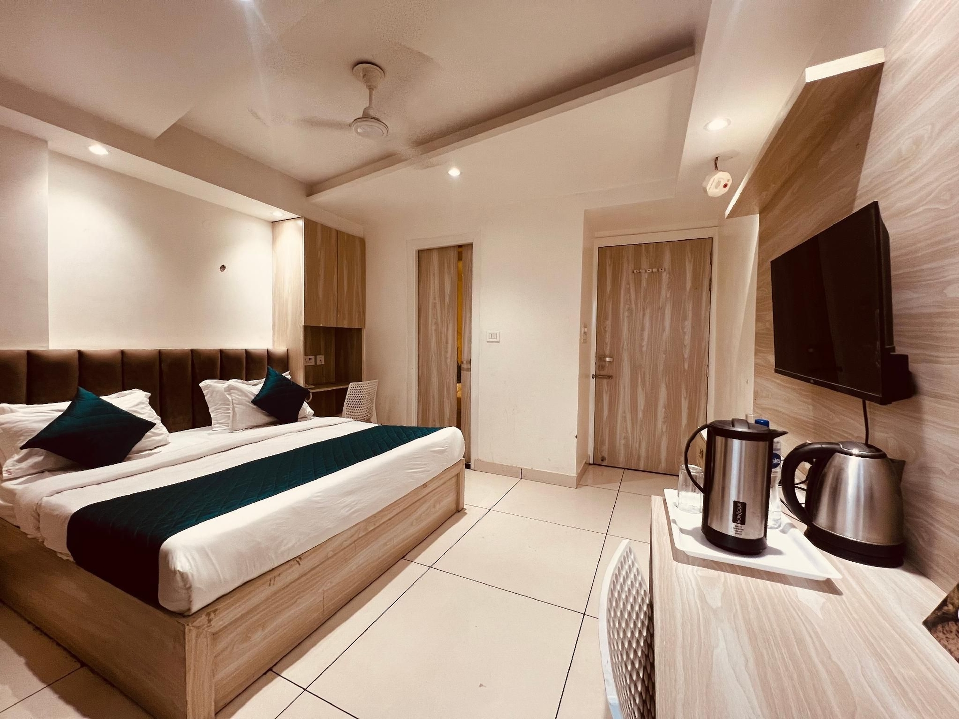 Hotel Luxury inn4