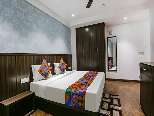 Deluxe - 1 King Bed, Smoking