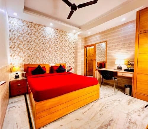 Stand Queen Room