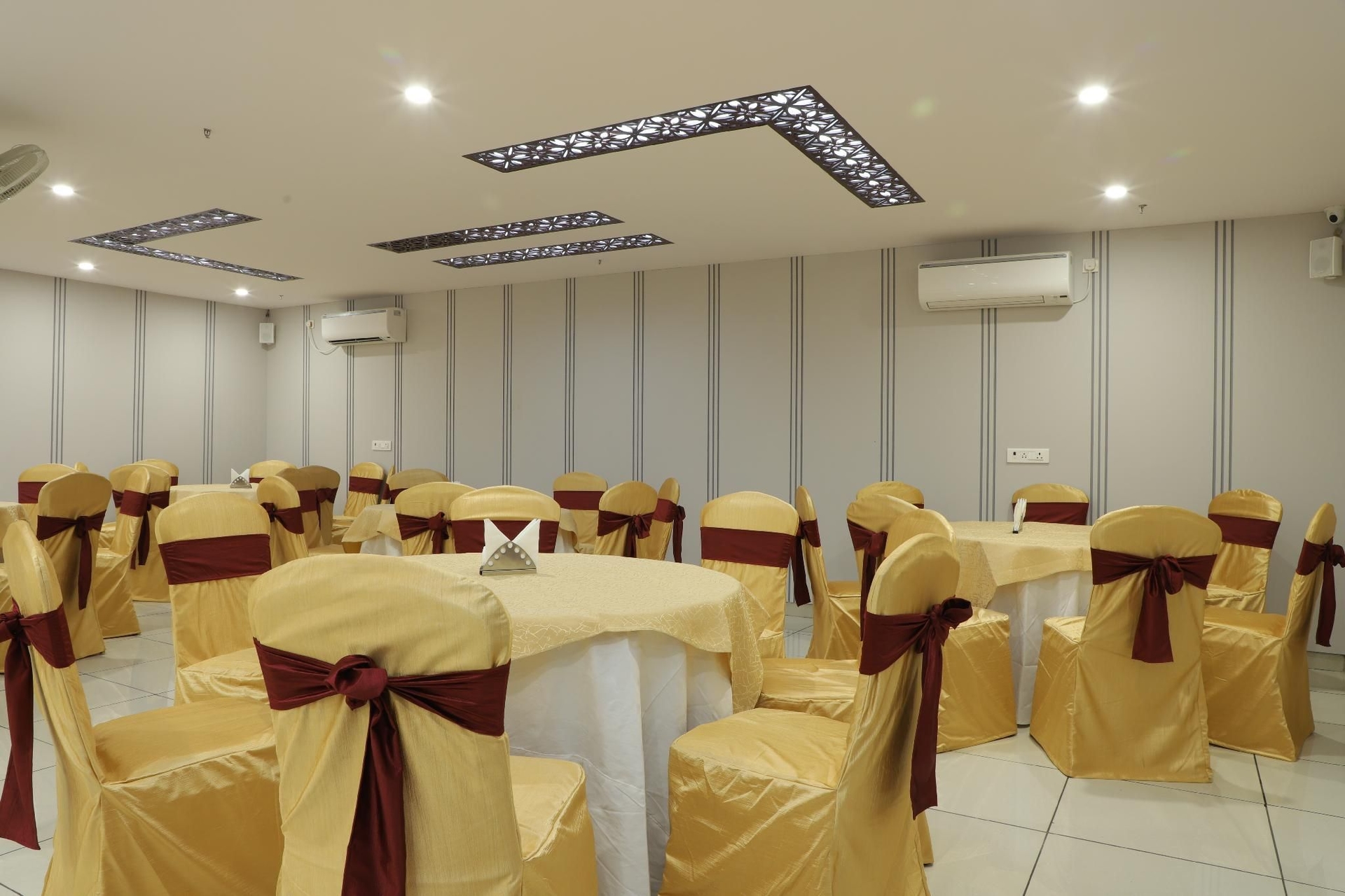 โฮเทลคุรุกคาม (Hotel Gurugram)1