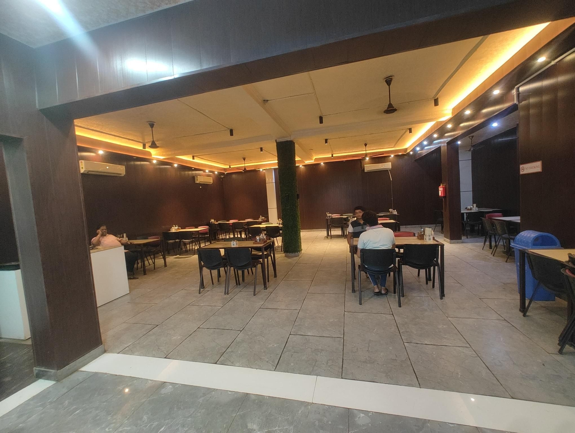 ฮาเวลี โฮเทล แอนด์ แฟมิลีเรสเทอรองต์ (Haveli Hotel & Family Restaurant)1