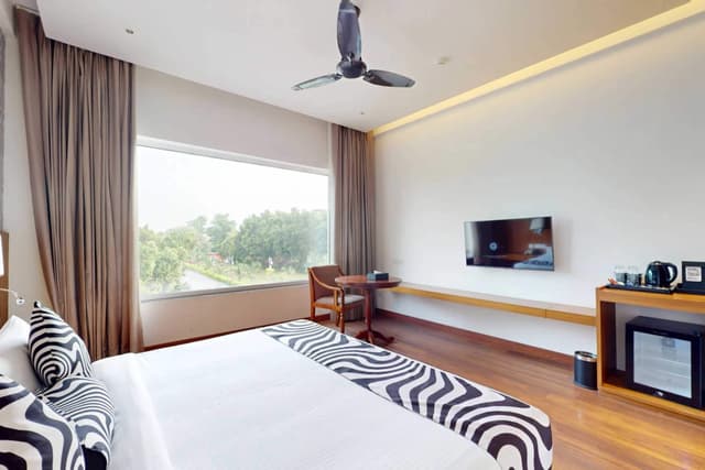 Club King Room