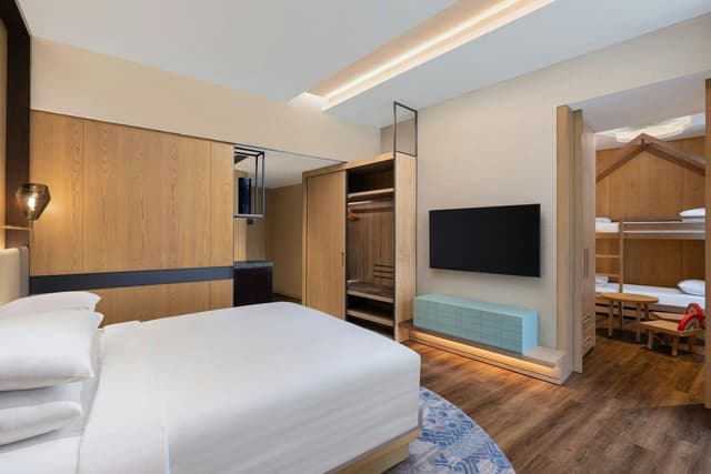 Studio Family Suite, Guest Room, 1 King, Mountain View, Balcony