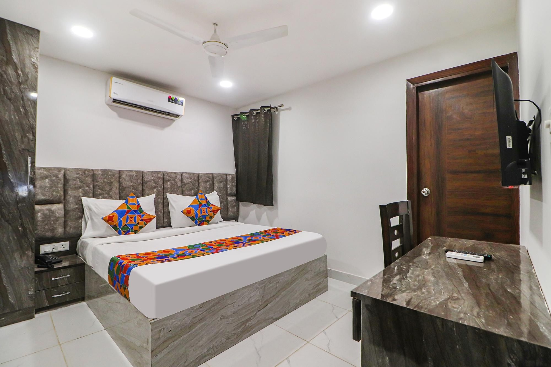 โรงแรมแฟบโฮเต็ล โรดเวย์ อินน์ (FabHotel Roadway Inn)3