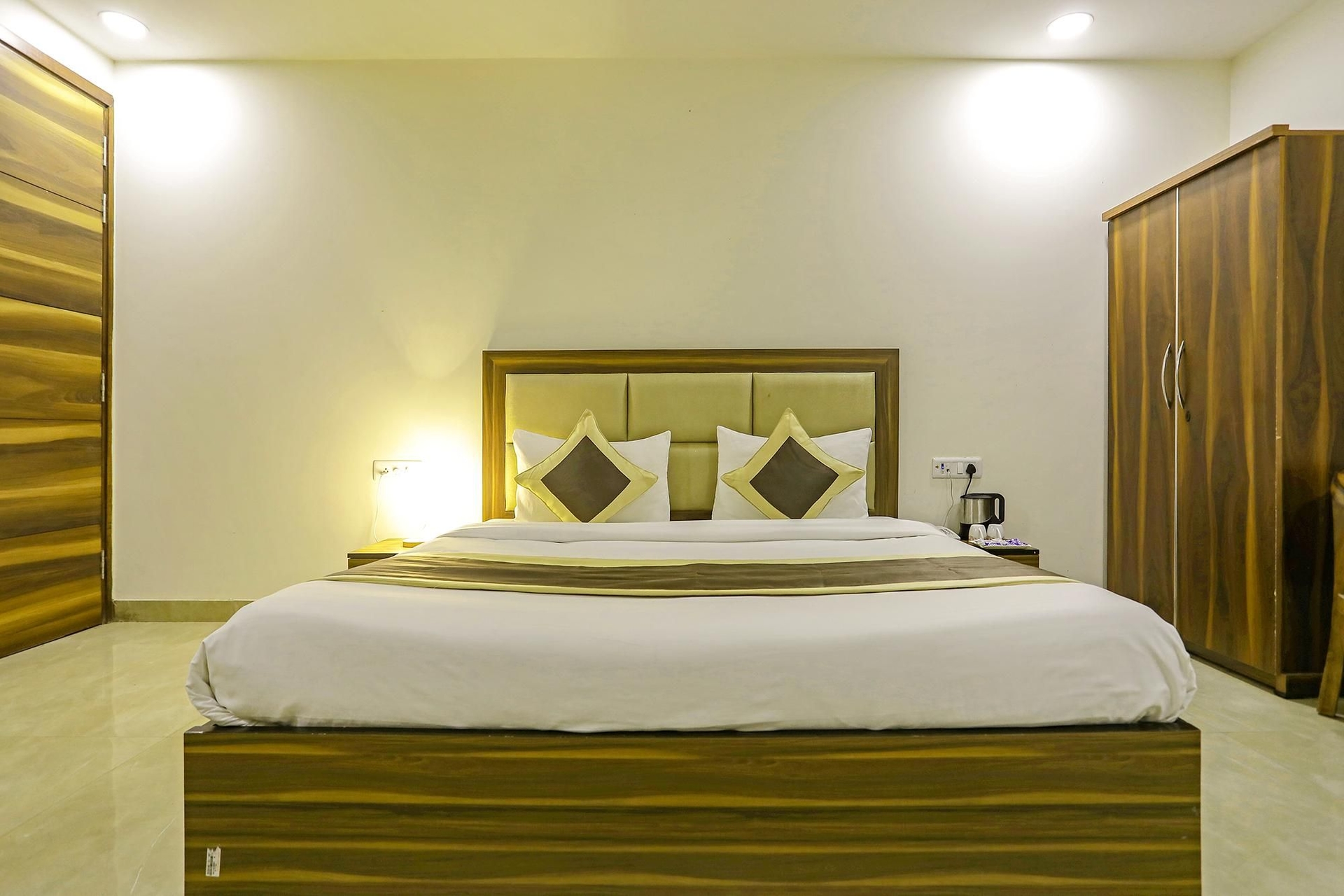โรงแรมแฟบโฮเทล ไวท์เฮาส์ บีเอ็นบี (FabHotel White House BNB)3