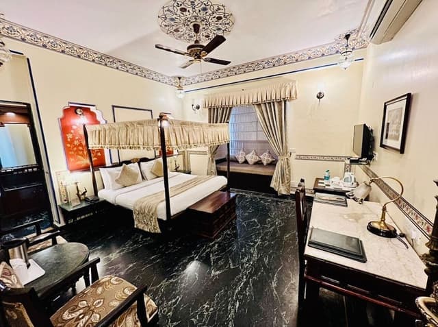 Royal Deluxe - Free Pick-up on Arrival (Train/Bus Station Only)