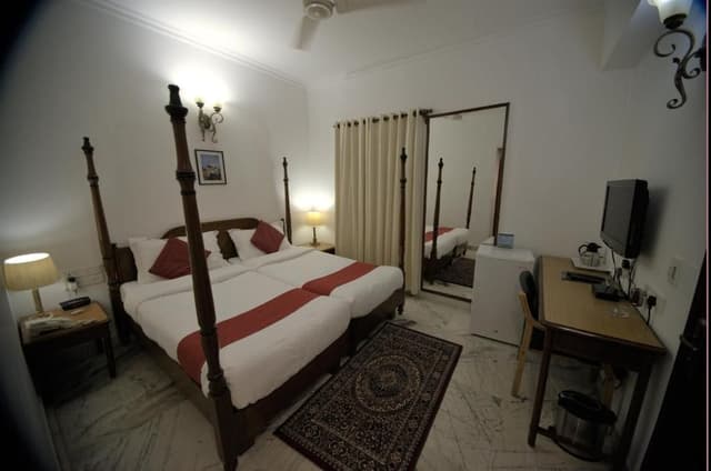 Semi Deluxe Room