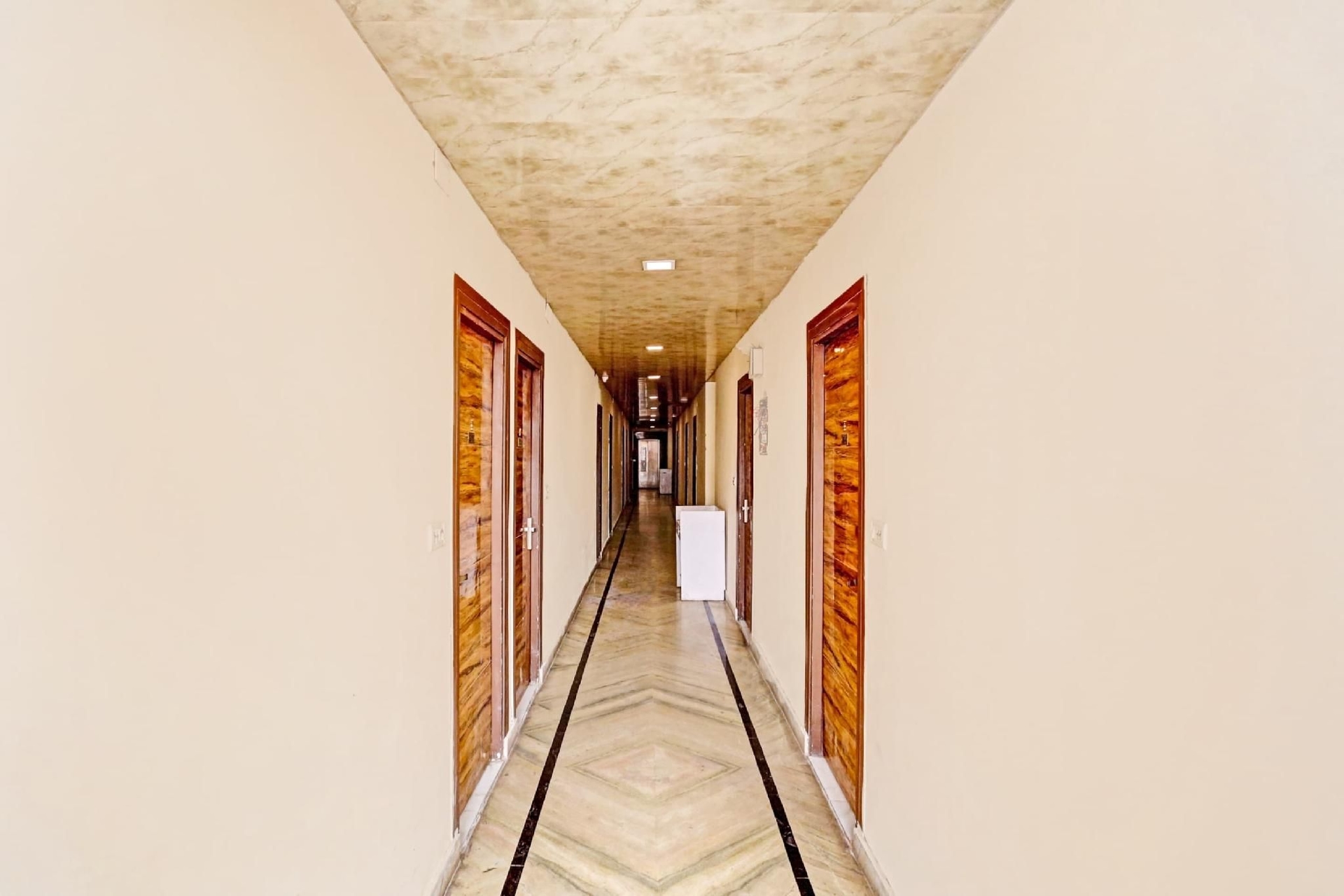 โรงแรมโอ โอเอ็ม เรสซิเดนซี ใกล้โลตัสเทมเพิล ใกล้บีคาเนอร์ สวีท (Hotel O OM RESIDENCY NEAR LOTUS TEMPLE NEAR BY BIKANER SWEET)2