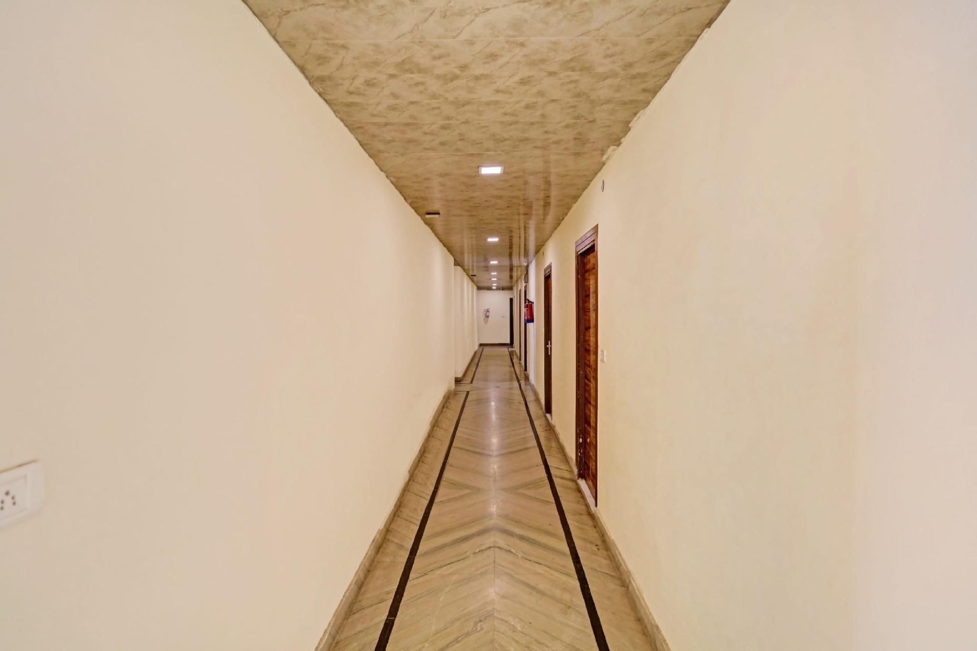 โรงแรมโอ โอเอ็ม เรสซิเดนซี ใกล้โลตัสเทมเพิล ใกล้บีคาเนอร์ สวีท (Hotel O OM RESIDENCY NEAR LOTUS TEMPLE NEAR BY BIKANER SWEET)4