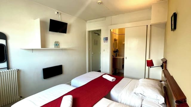 Room, 2 Twin Beds, City View