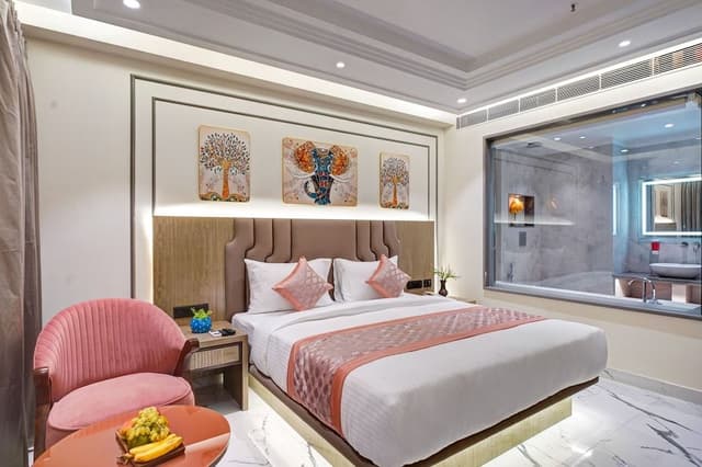 Executive Suite With Bathtub