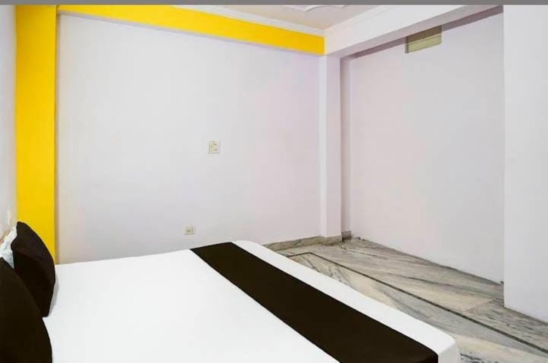 Goroomgo Maharaja Noida2