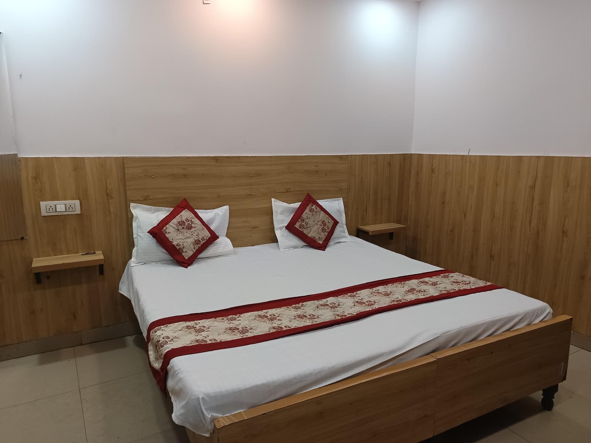 Royal Inn -1 Minutes walk Nizamuddin Railway Stn3
