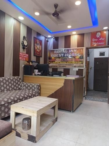 Royal Inn -1 Minutes walk Nizamuddin Railway Stn0