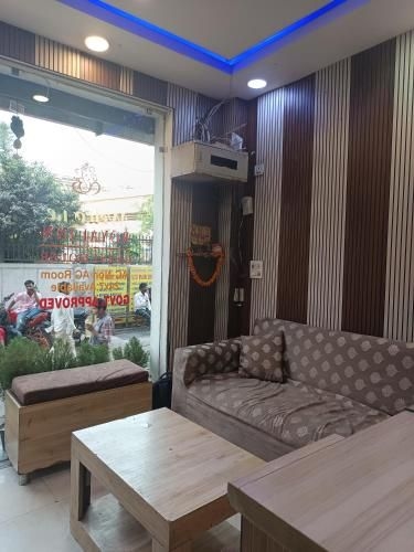 Royal Inn -1 Minutes walk Nizamuddin Railway Stn1