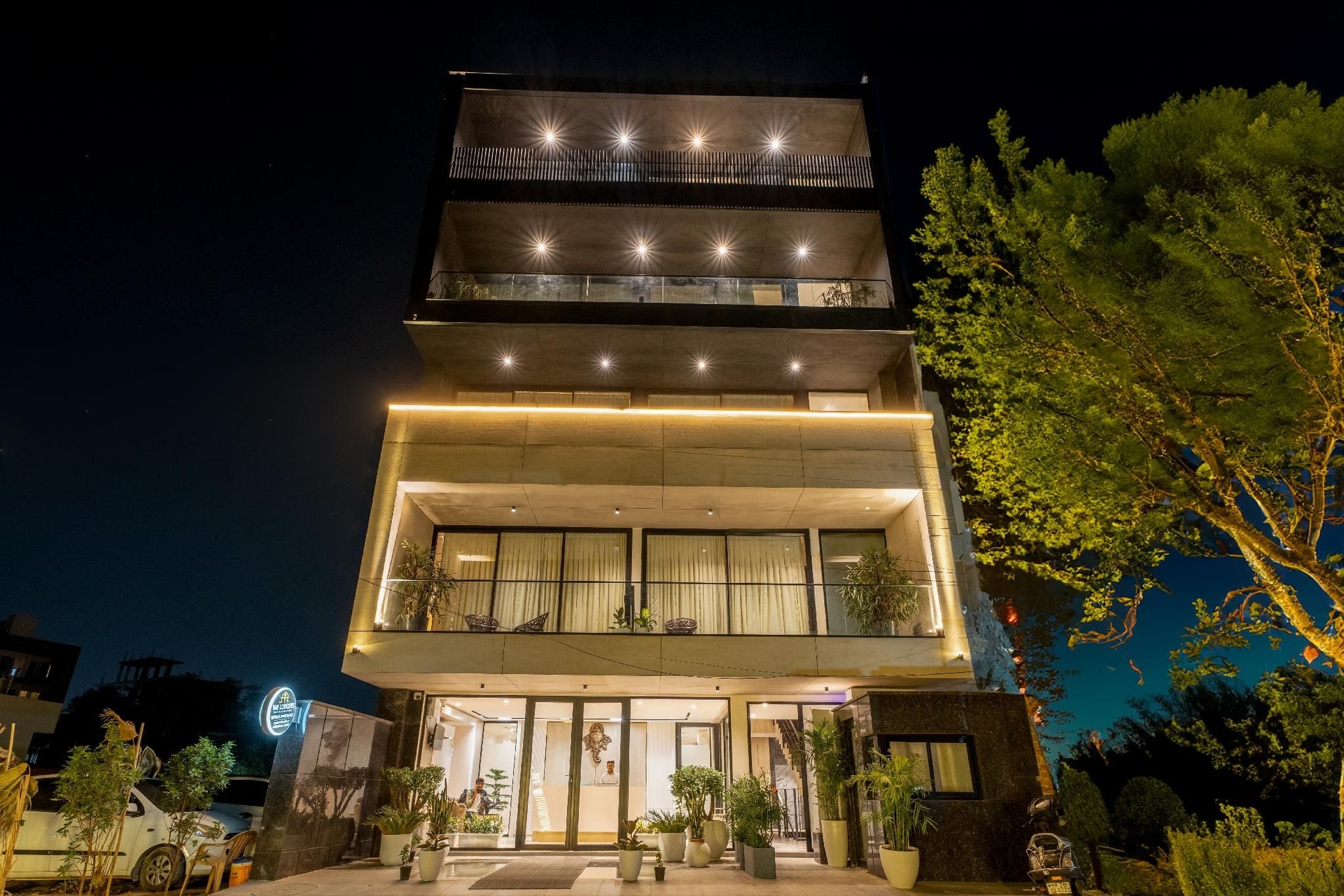 The Lodgers 2 BHK Apartment Near Artemis Hospital0