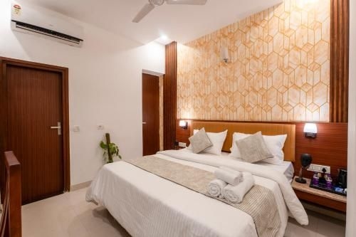 The Lodgers Hotel Near Medanta Hospital Sector 383