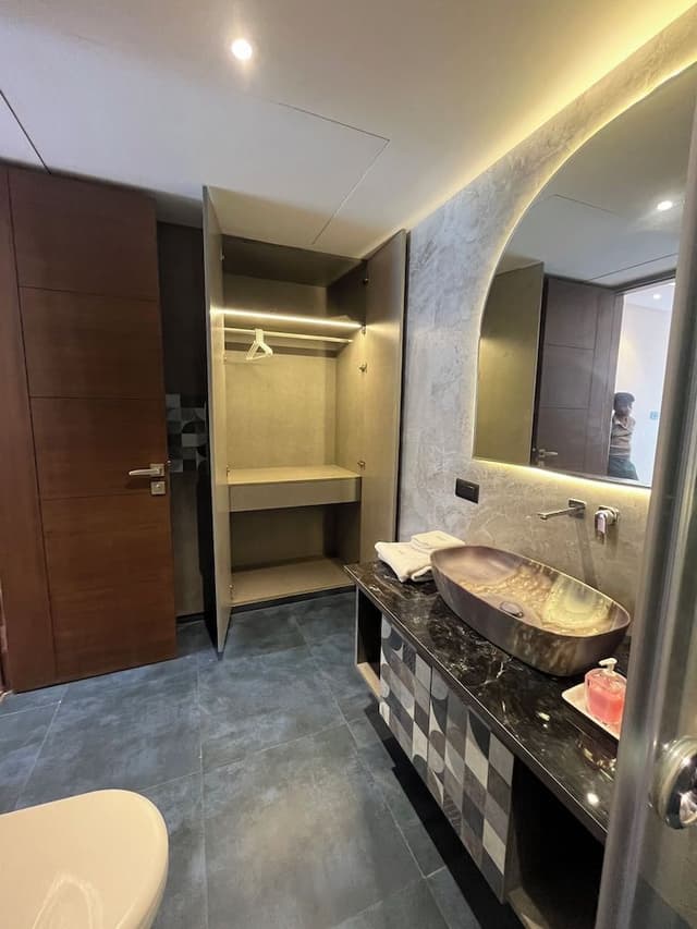 5 Bedrooms Apartment With Balcony