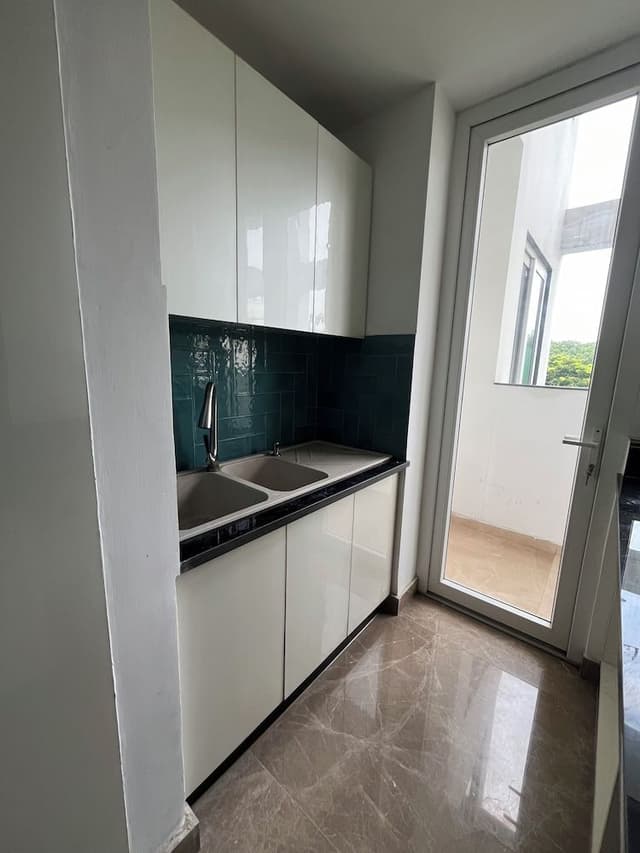 5 Bedrooms Apartment With Balcony