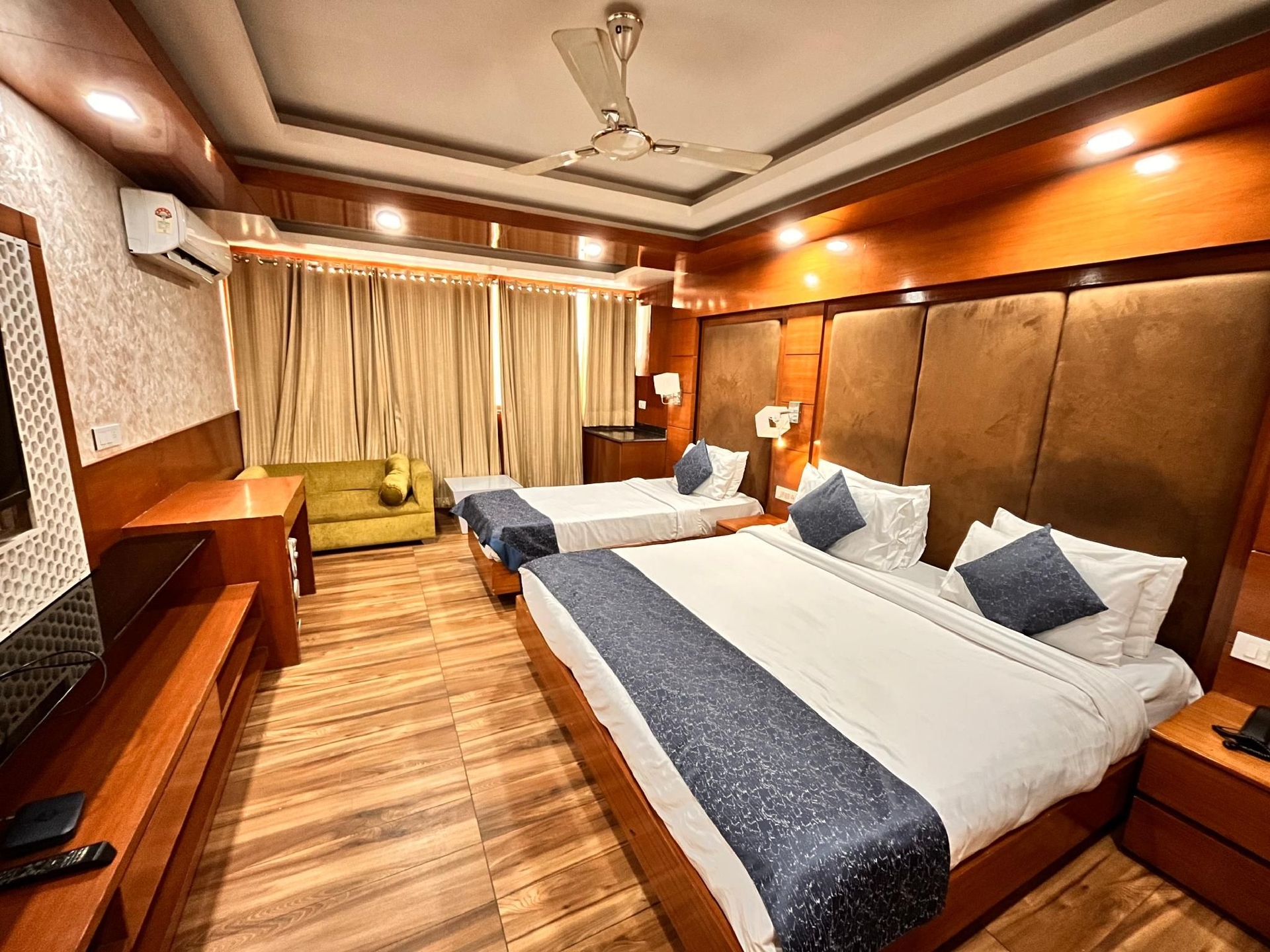HOTEL PLATINUM PALACE NEAR MEDANTA HOSPITAL SECTOR 384