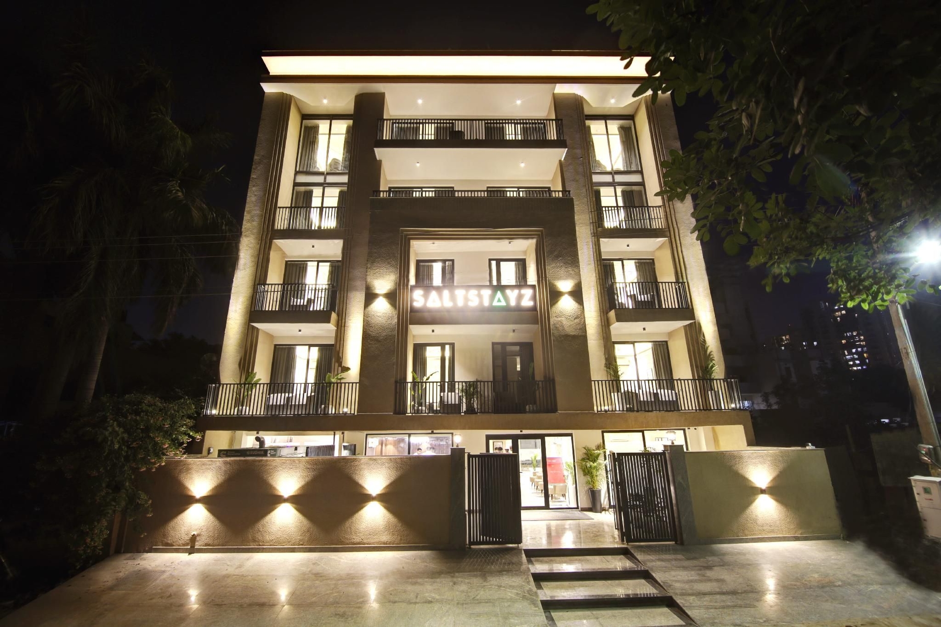 Saltstayz Premier - Galleria Market & MG Road0