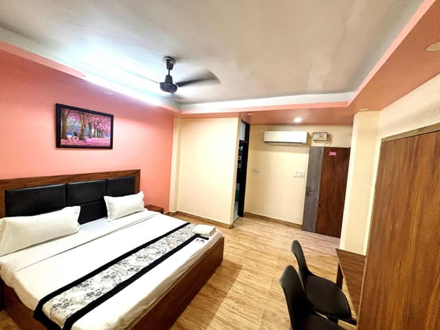 Deluxe Double Room (2 Adults + 1 Child)
